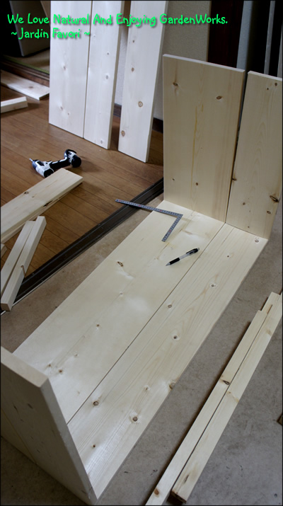 キッチンカウンターテーブル制作中、木材を組み上げる