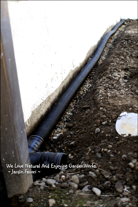 透水管を埋めて排水経路を確保