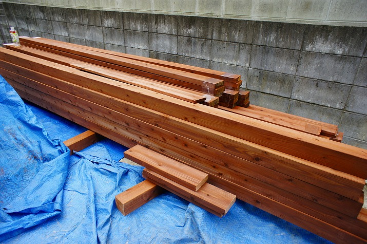 塗装後に搬入された木材