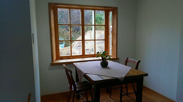 ビンテージテーブルと庭と出窓の景観